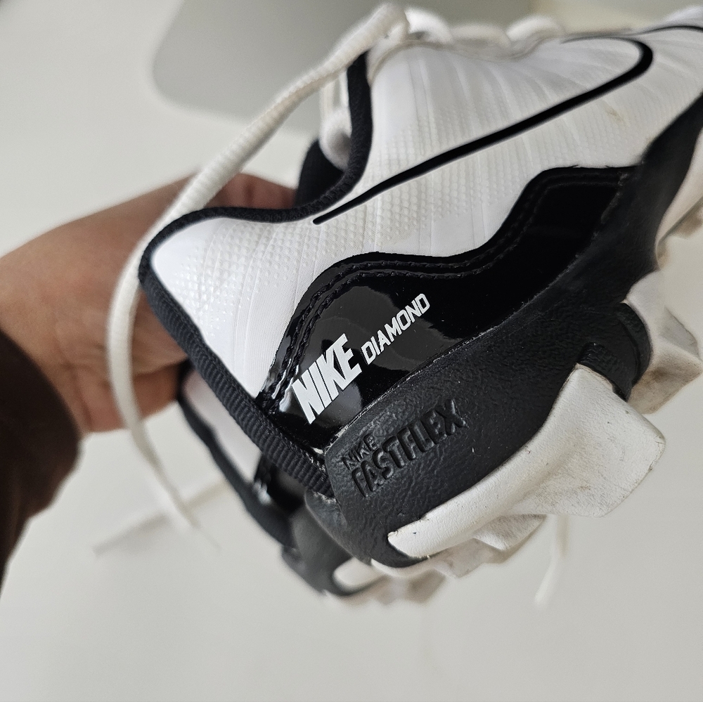 Nike YOUTH BOYS GIRLS SOFTBALL BASEBALL White and Black Diamond Athletic CLEATS